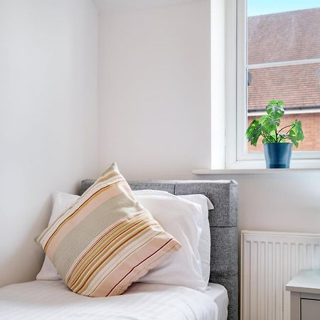 Foxherne 5Bdr 3Ba Serviced House With Parking - Slough By 360Stays Exterior photo