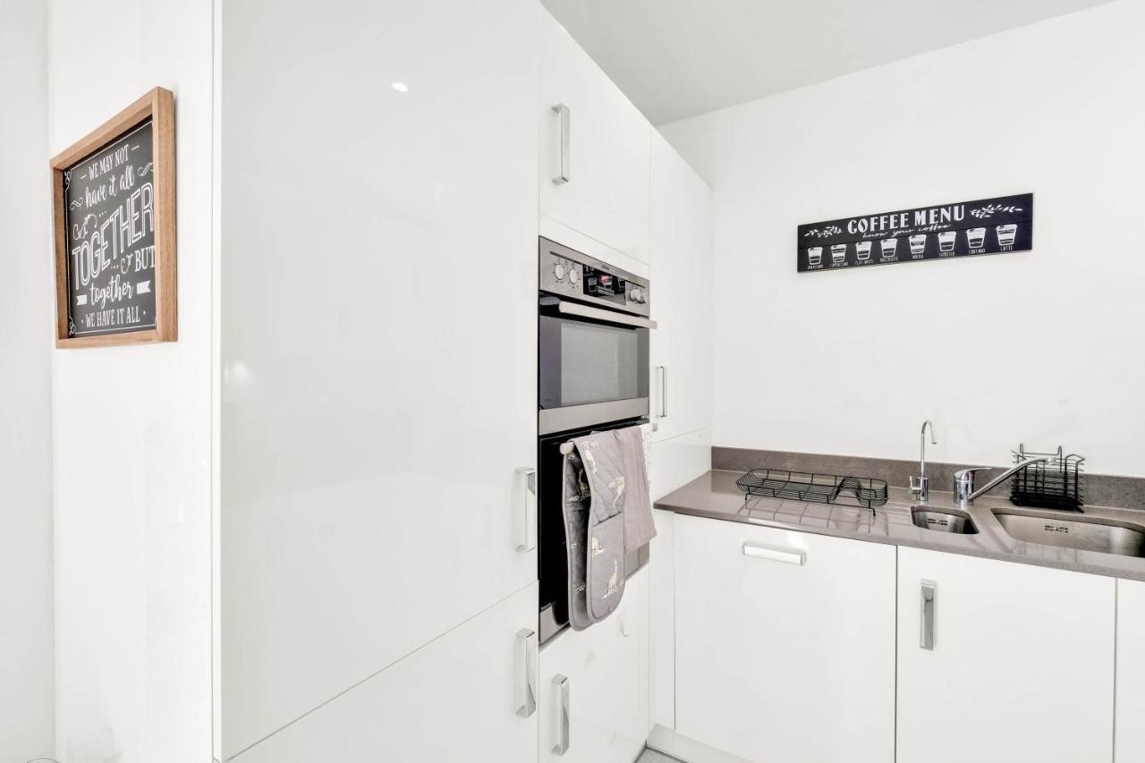 Foxherne 5Bdr 3Ba Serviced House With Parking - Slough By 360Stays Exterior photo