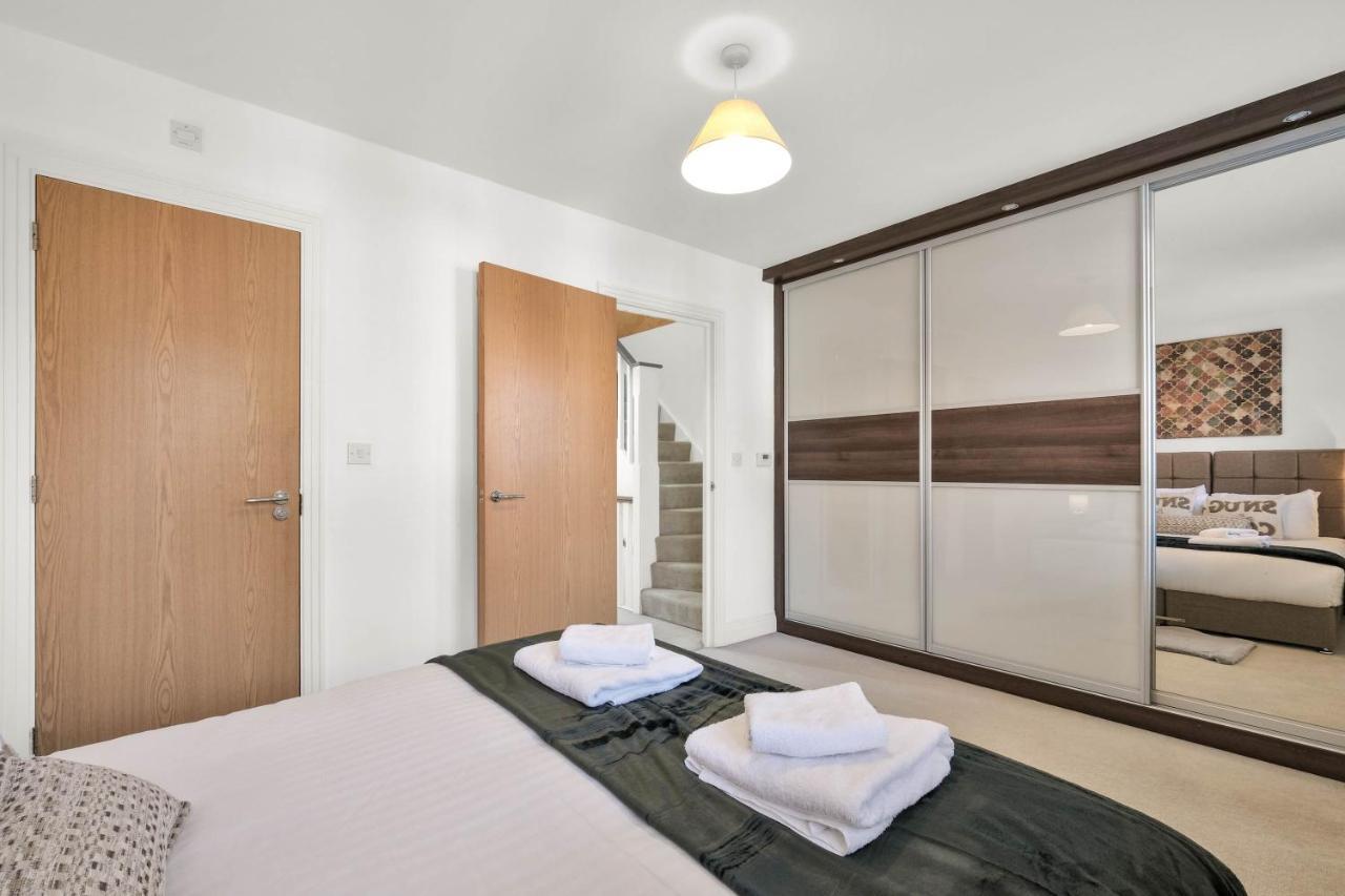 Foxherne 5Bdr 3Ba Serviced House With Parking - Slough By 360Stays Exterior photo