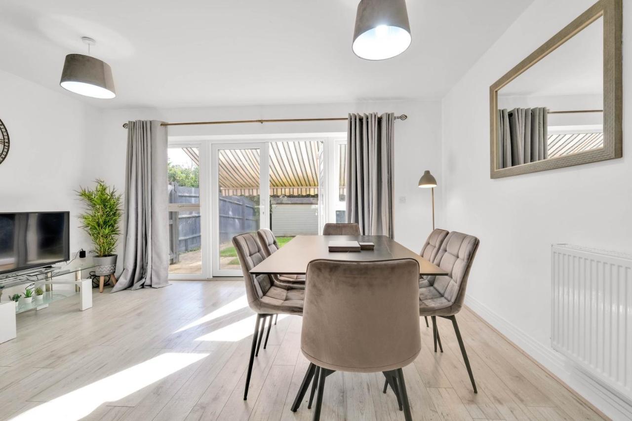 Foxherne 5Bdr 3Ba Serviced House With Parking - Slough By 360Stays Exterior photo
