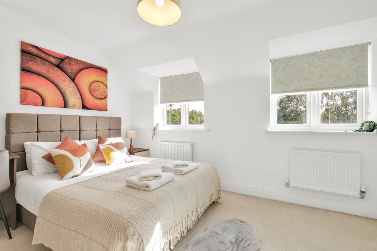 Foxherne 5Bdr 3Ba Serviced House With Parking - Slough By 360Stays Exterior photo