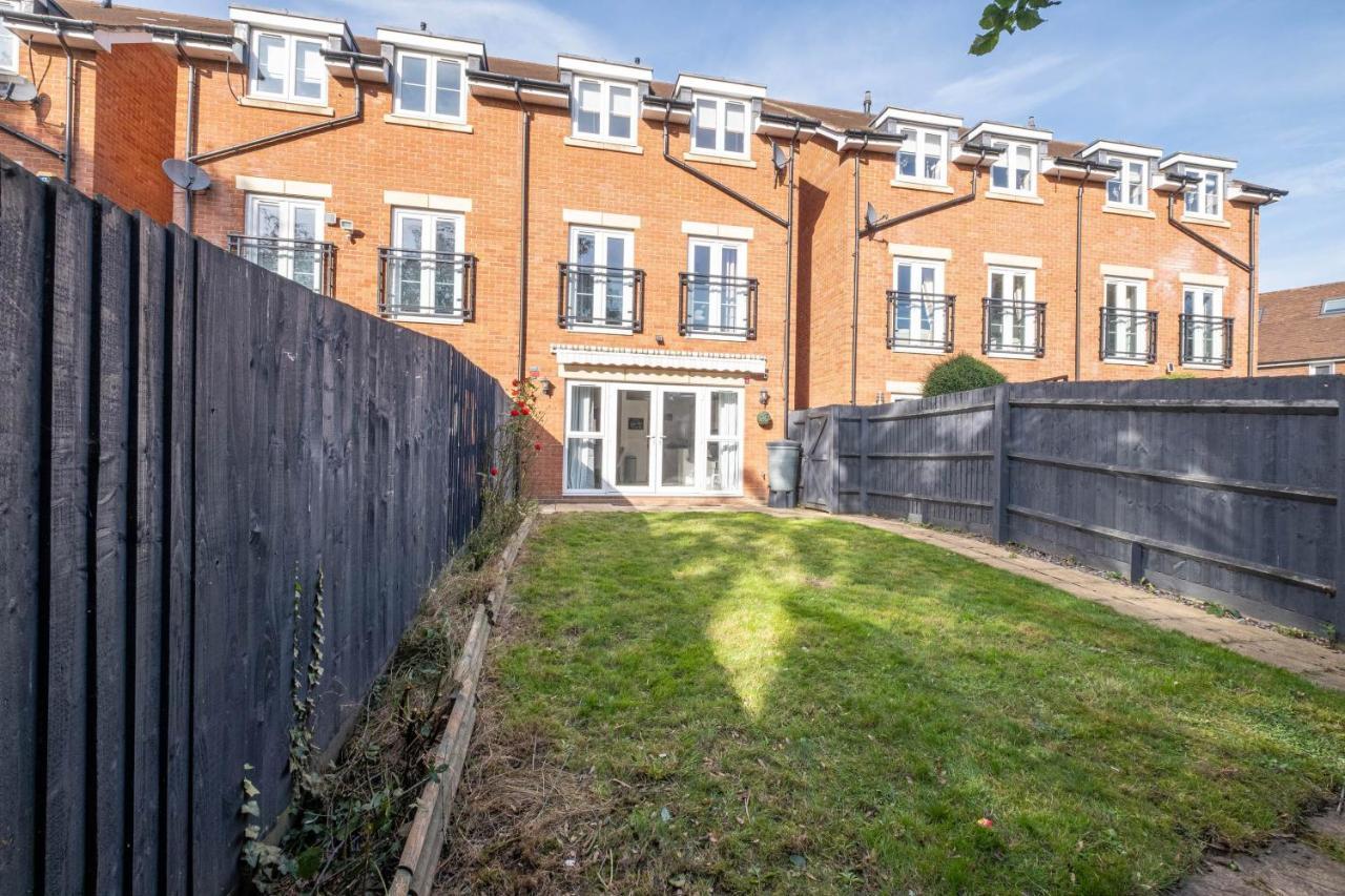Foxherne 5Bdr 3Ba Serviced House With Parking - Slough By 360Stays Exterior photo