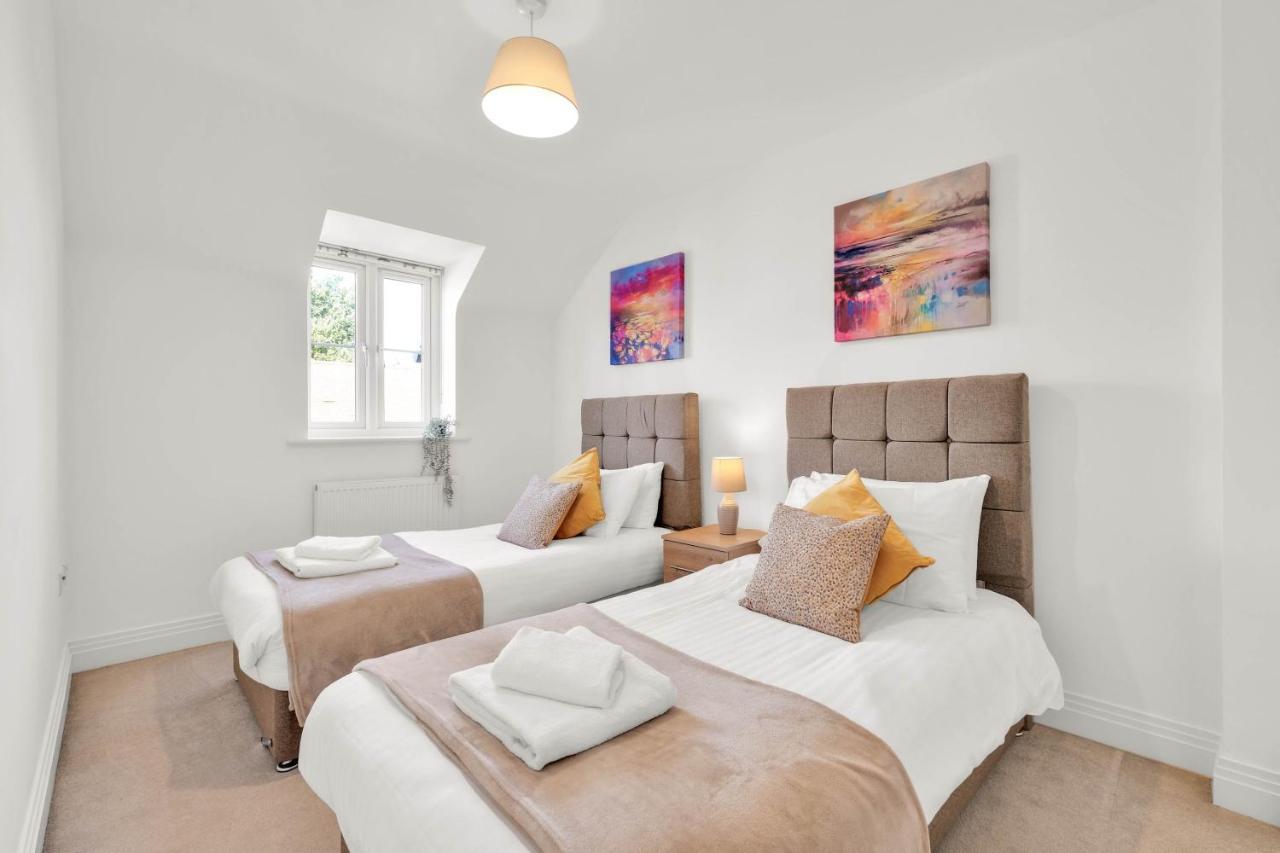 Foxherne 5Bdr 3Ba Serviced House With Parking - Slough By 360Stays Exterior photo