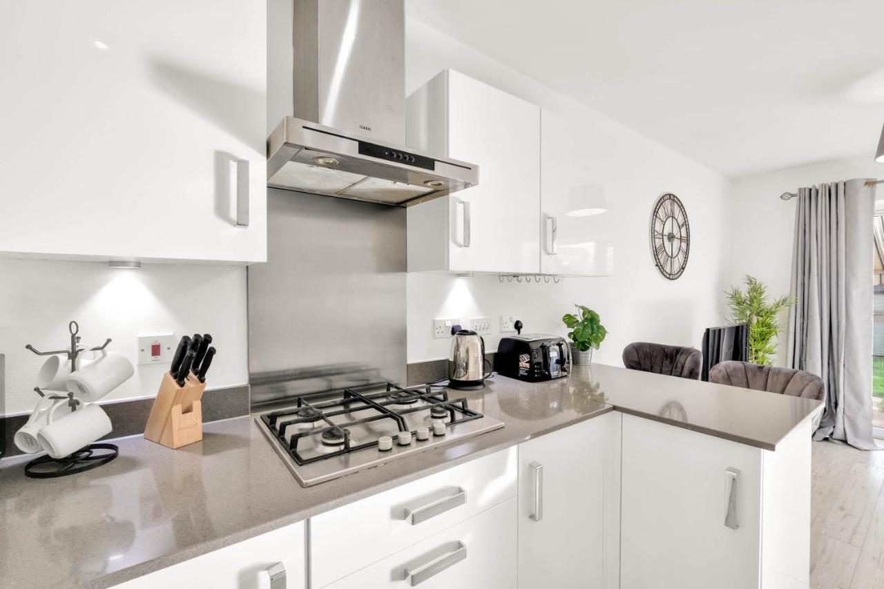Foxherne 5Bdr 3Ba Serviced House With Parking - Slough By 360Stays Exterior photo