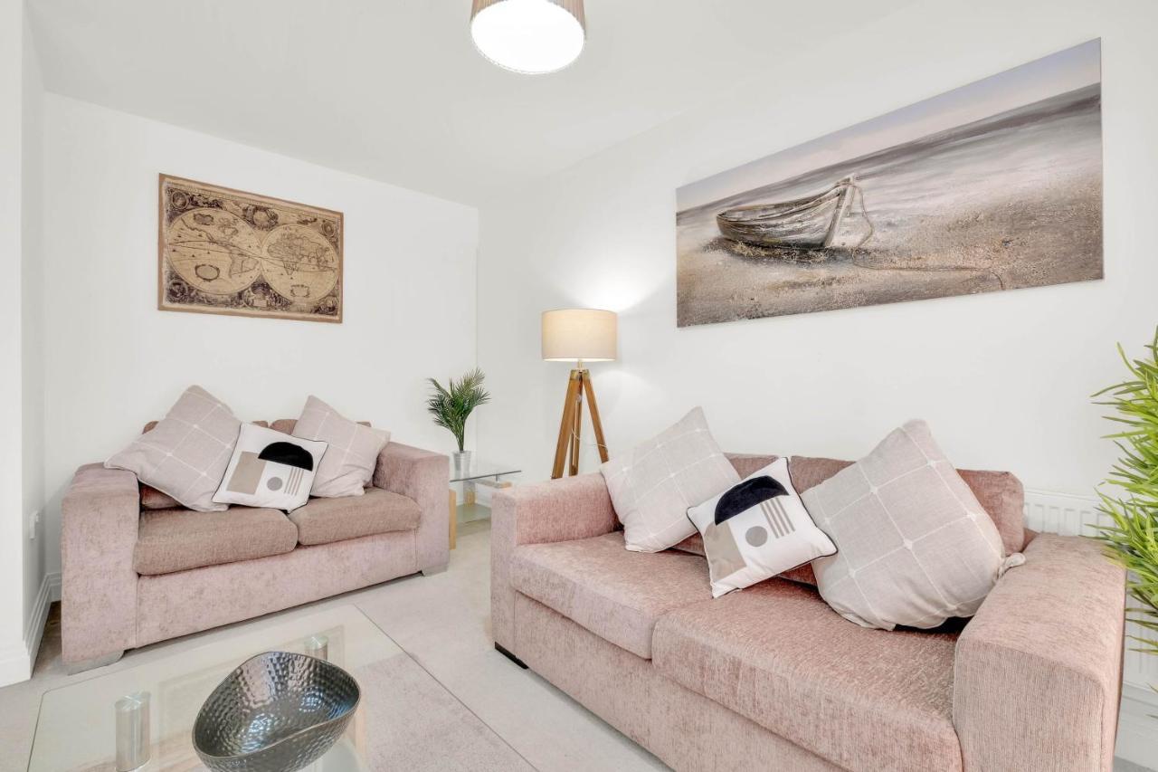 Foxherne 5Bdr 3Ba Serviced House With Parking - Slough By 360Stays Exterior photo