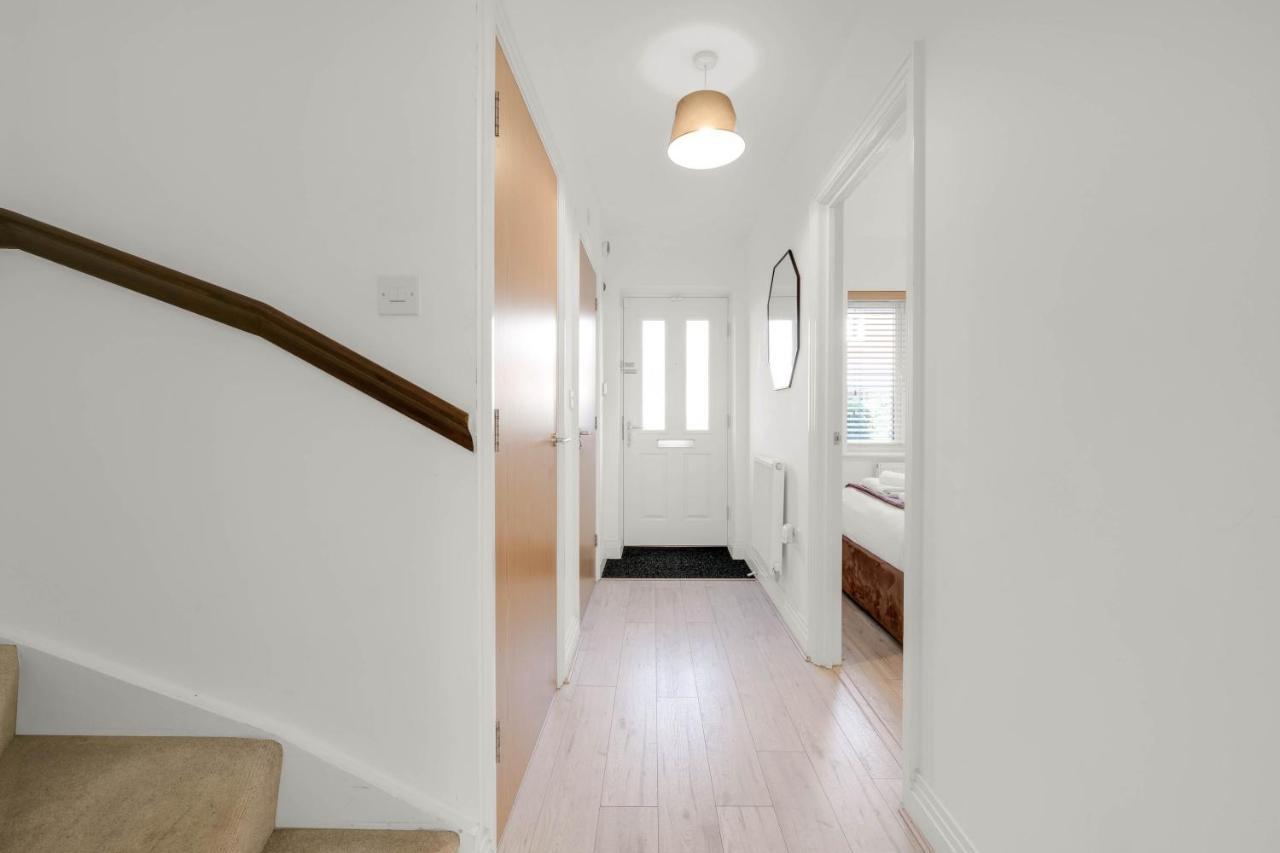Foxherne 5Bdr 3Ba Serviced House With Parking - Slough By 360Stays Exterior photo