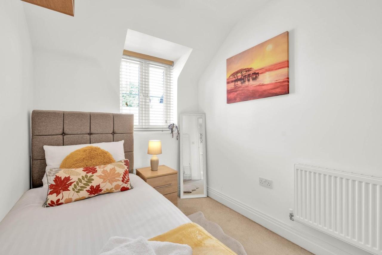 Foxherne 5Bdr 3Ba Serviced House With Parking - Slough By 360Stays Exterior photo