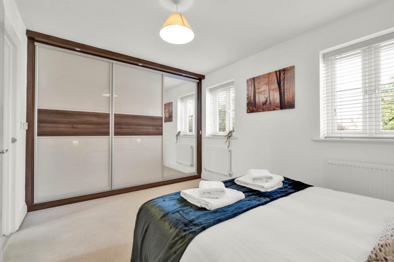 Foxherne 5Bdr 3Ba Serviced House With Parking - Slough By 360Stays Exterior photo