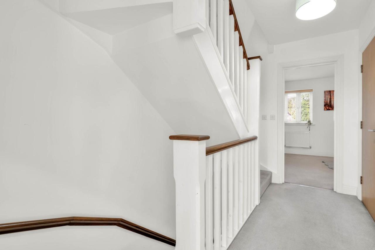 Foxherne 5Bdr 3Ba Serviced House With Parking - Slough By 360Stays Exterior photo