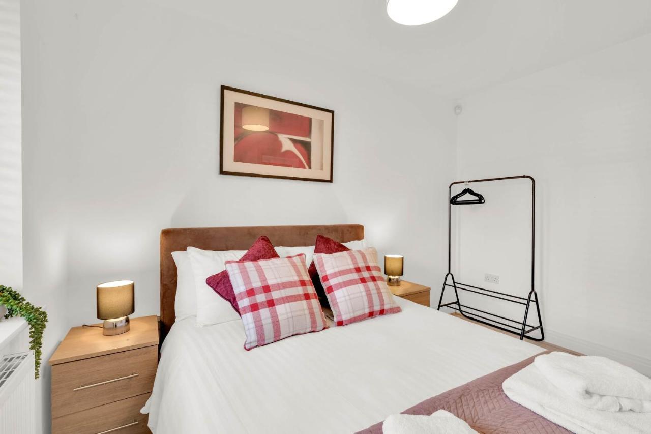 Foxherne 5Bdr 3Ba Serviced House With Parking - Slough By 360Stays Exterior photo