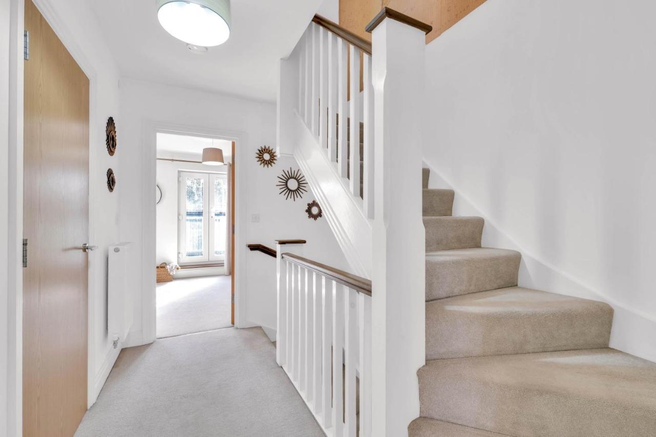 Foxherne 5Bdr 3Ba Serviced House With Parking - Slough By 360Stays Exterior photo