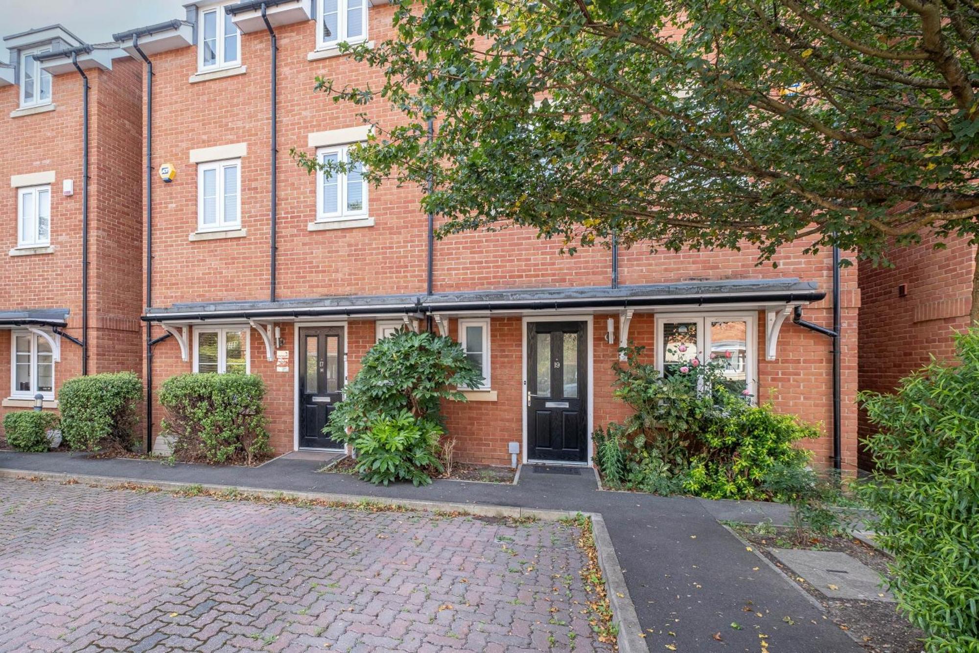 Foxherne 5Bdr 3Ba Serviced House With Parking - Slough By 360Stays Exterior photo