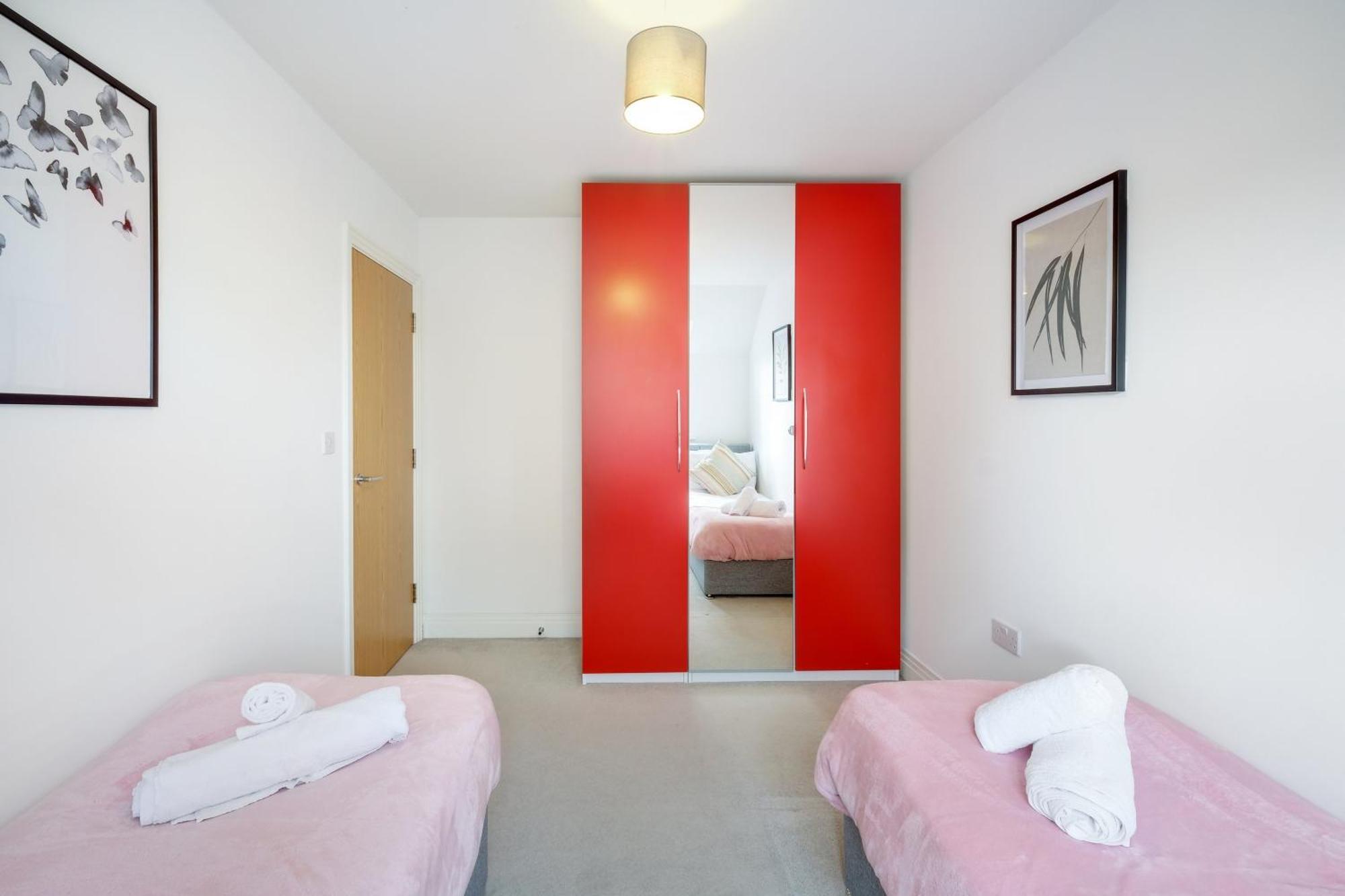 Foxherne 5Bdr 3Ba Serviced House With Parking - Slough By 360Stays Exterior photo