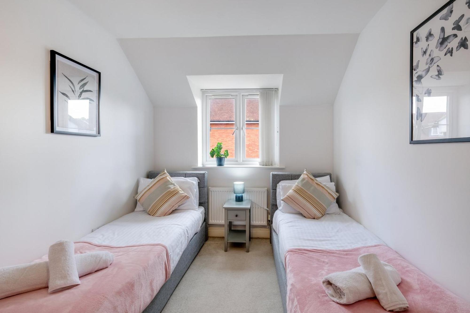 Foxherne 5Bdr 3Ba Serviced House With Parking - Slough By 360Stays Exterior photo
