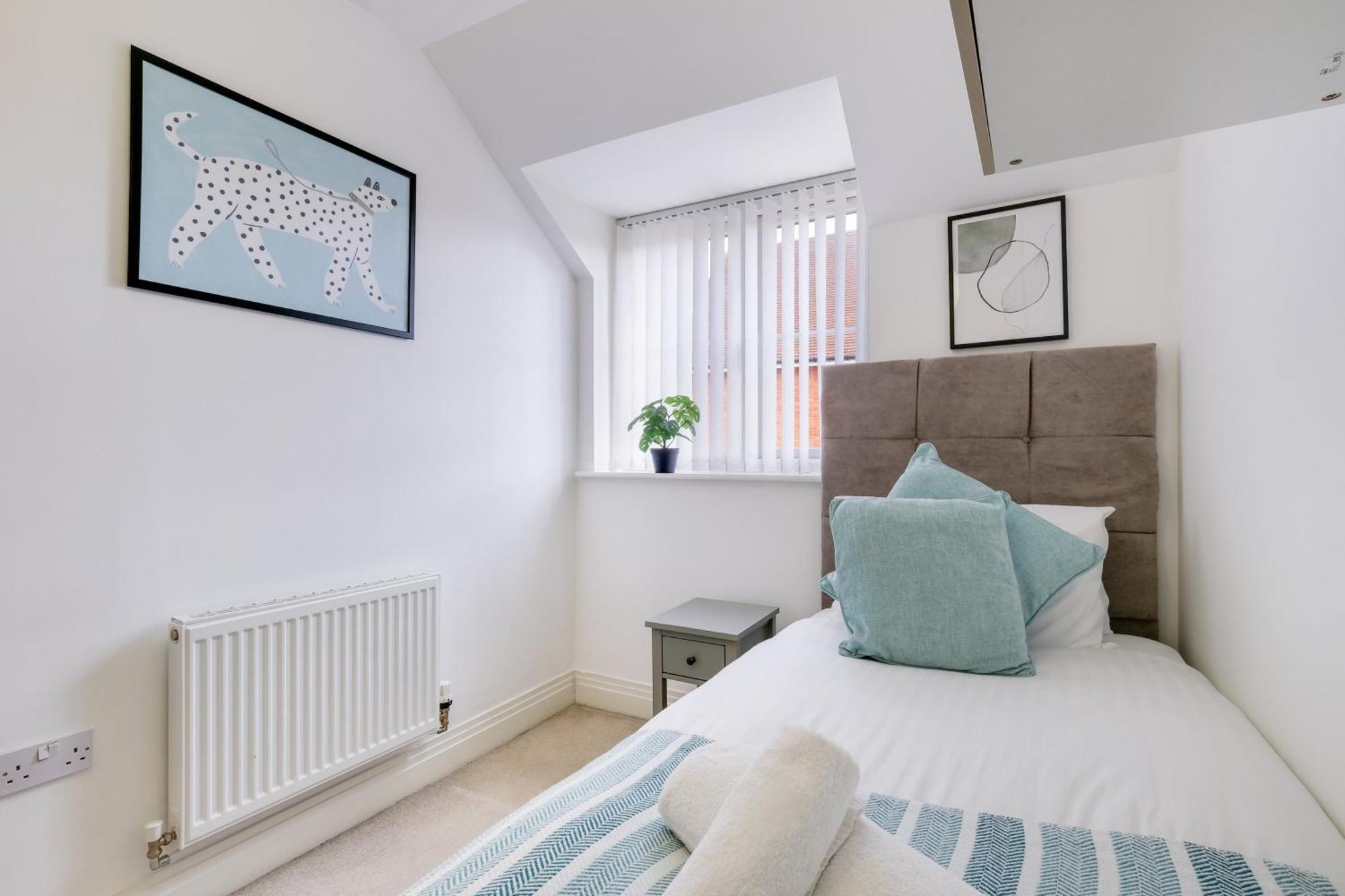 Foxherne 5Bdr 3Ba Serviced House With Parking - Slough By 360Stays Exterior photo