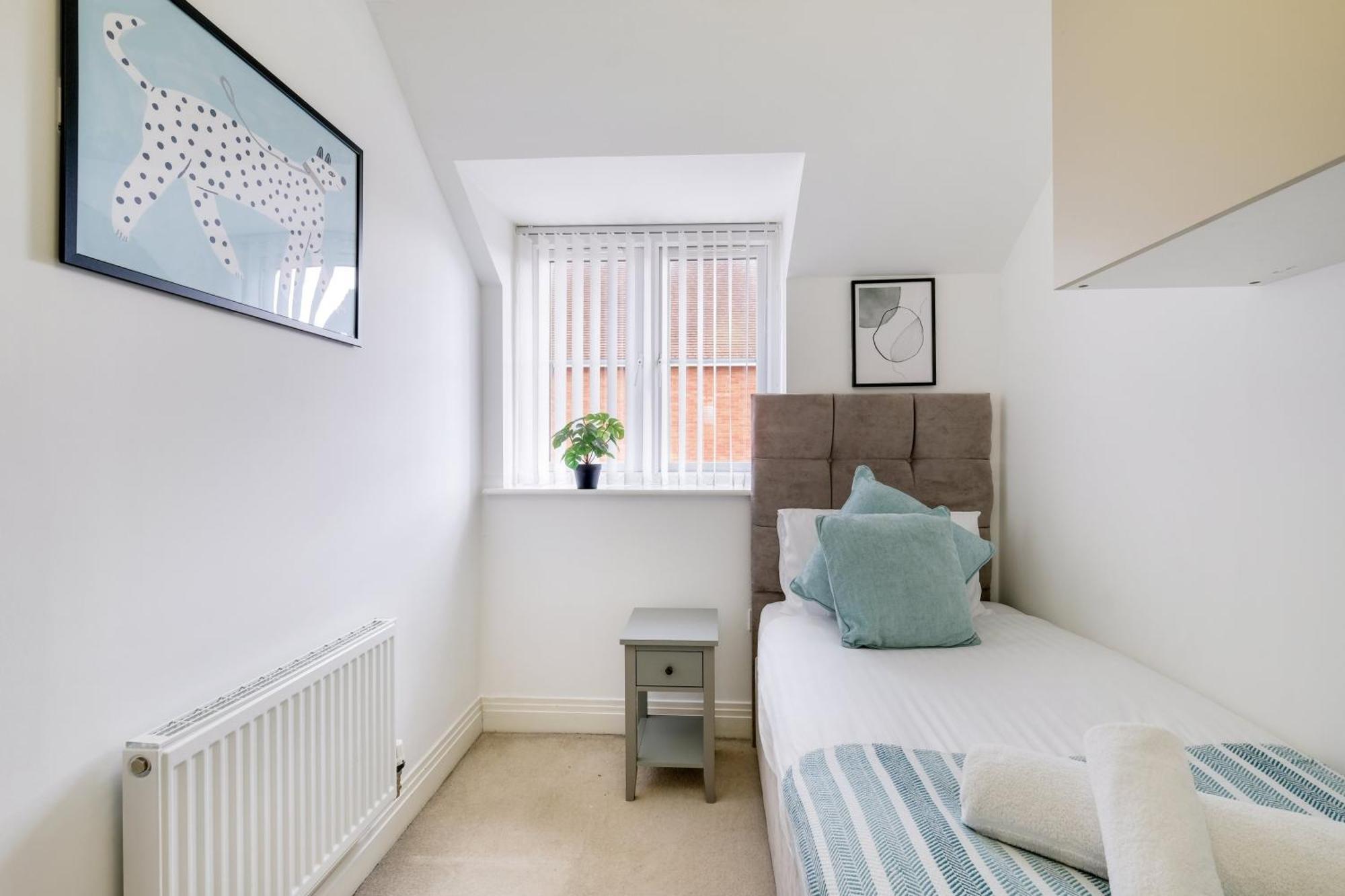 Foxherne 5Bdr 3Ba Serviced House With Parking - Slough By 360Stays Exterior photo