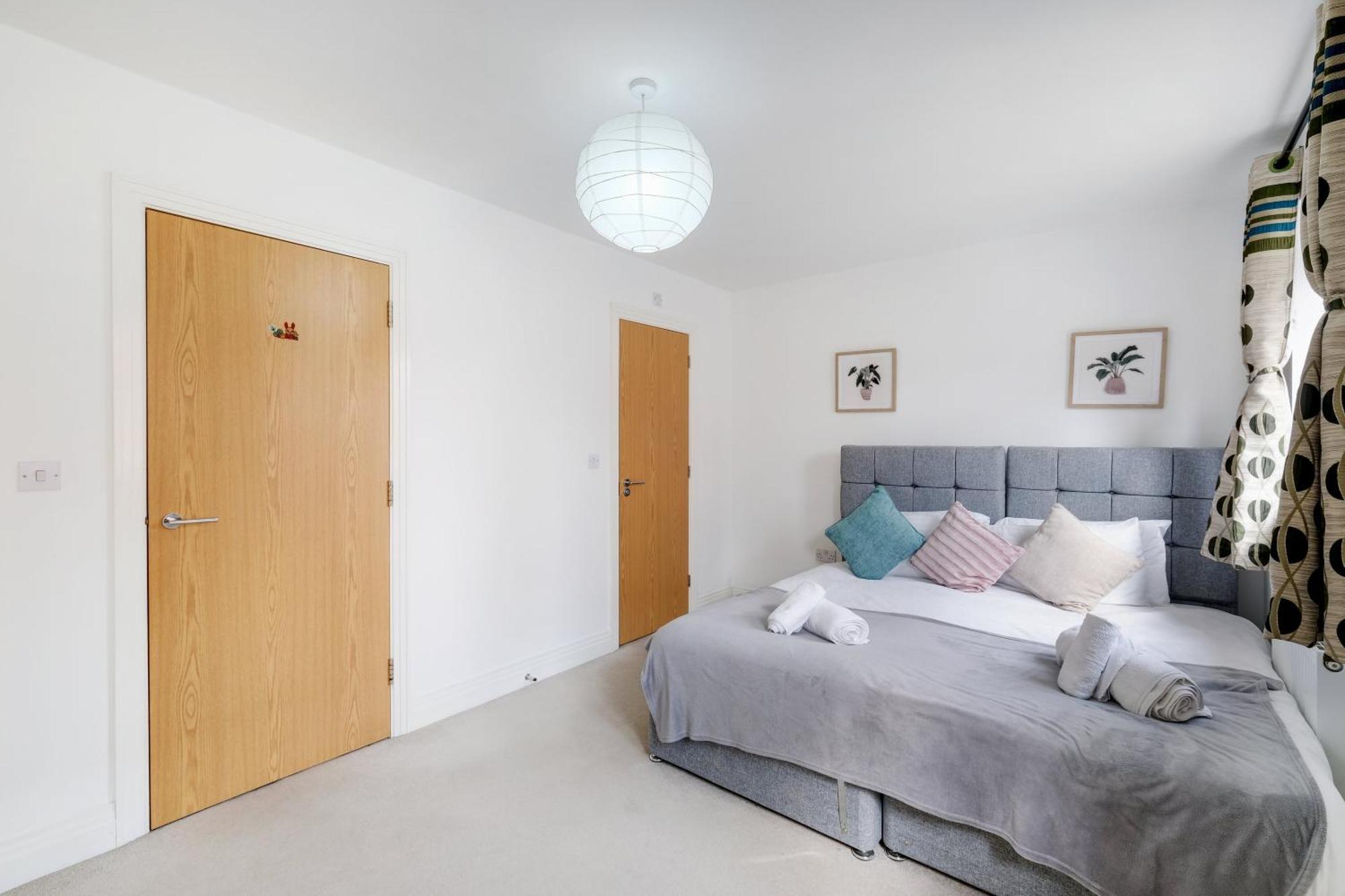 Foxherne 5Bdr 3Ba Serviced House With Parking - Slough By 360Stays Exterior photo