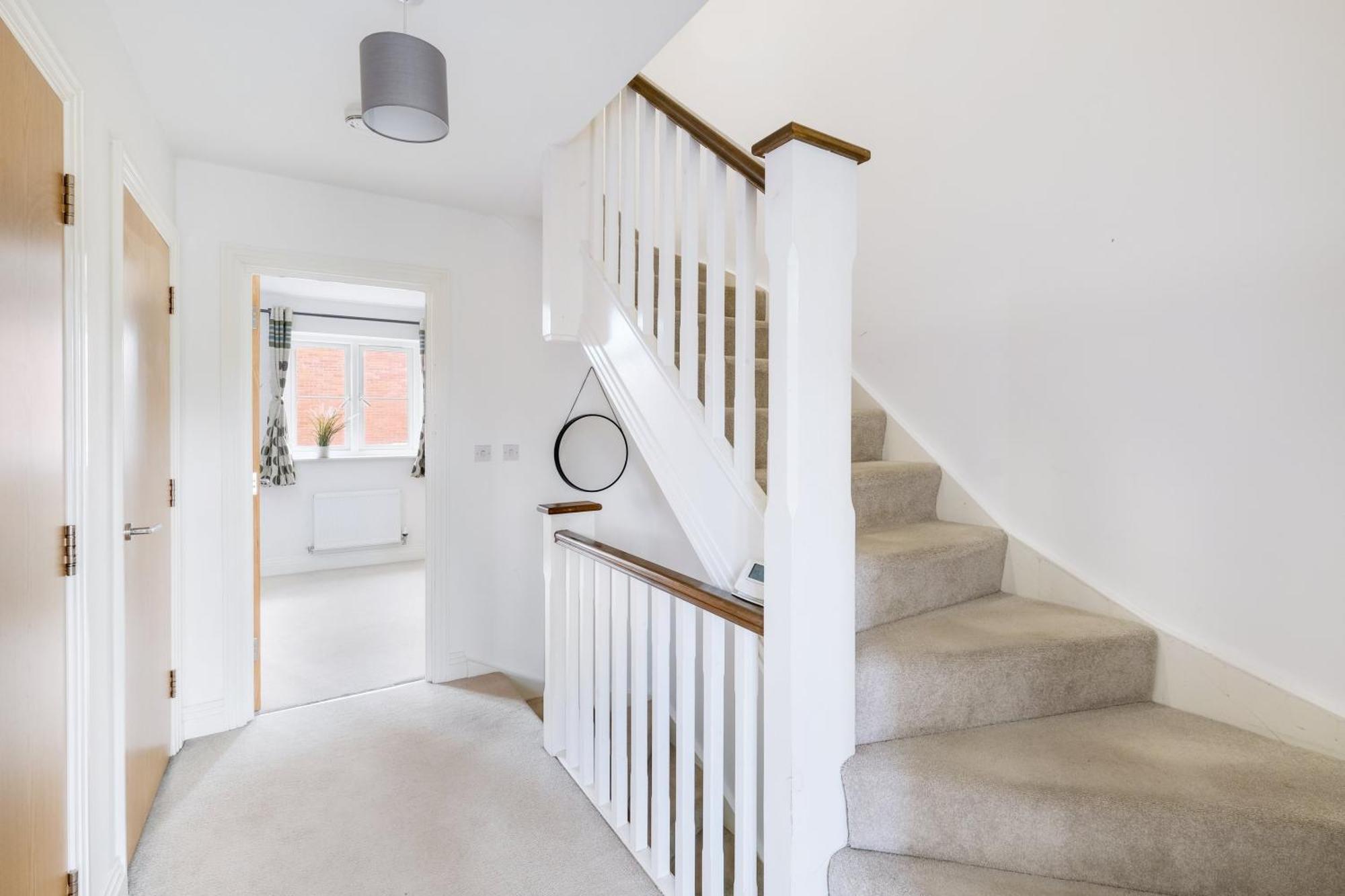Foxherne 5Bdr 3Ba Serviced House With Parking - Slough By 360Stays Exterior photo
