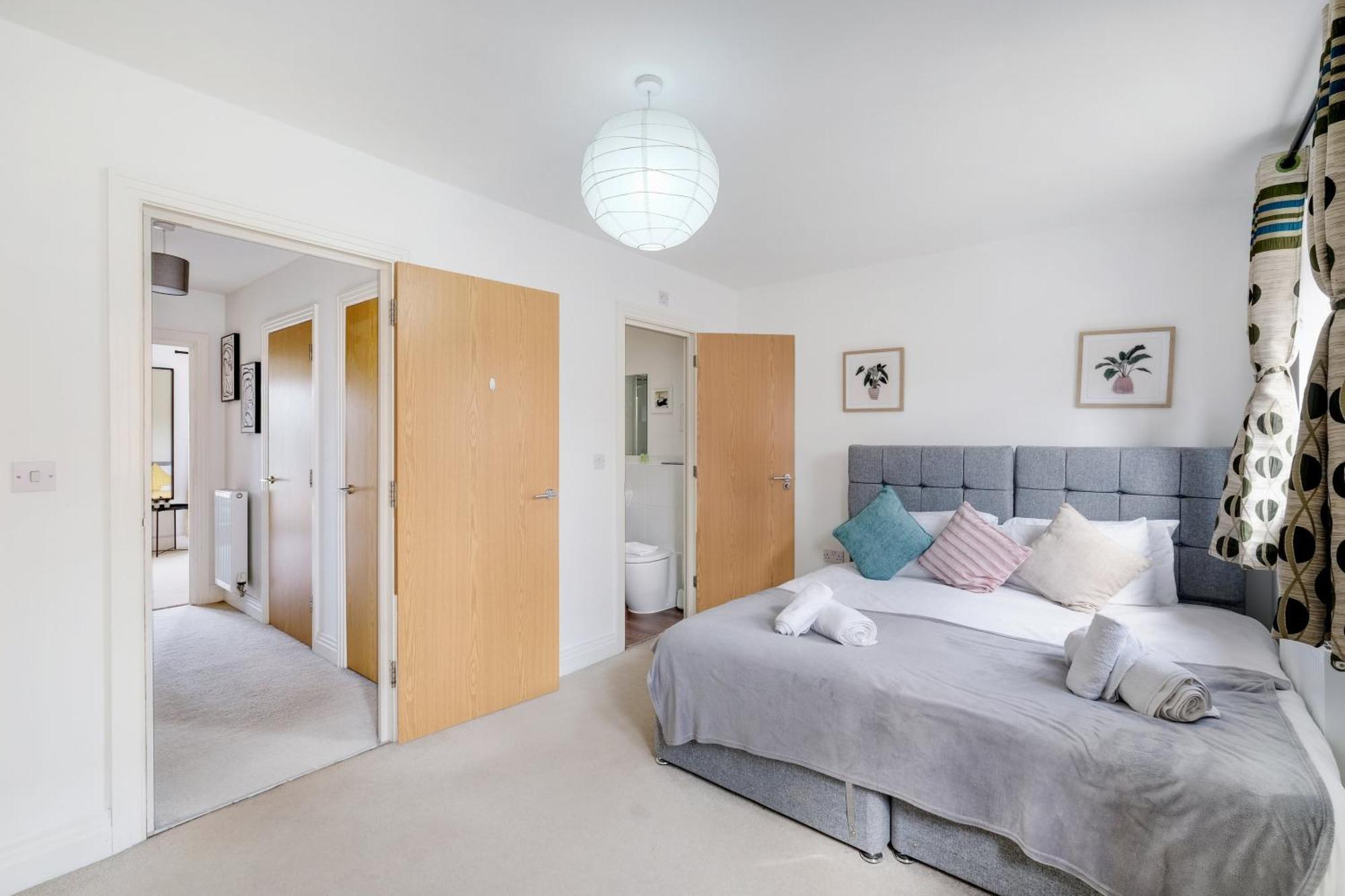 Foxherne 5Bdr 3Ba Serviced House With Parking - Slough By 360Stays Exterior photo