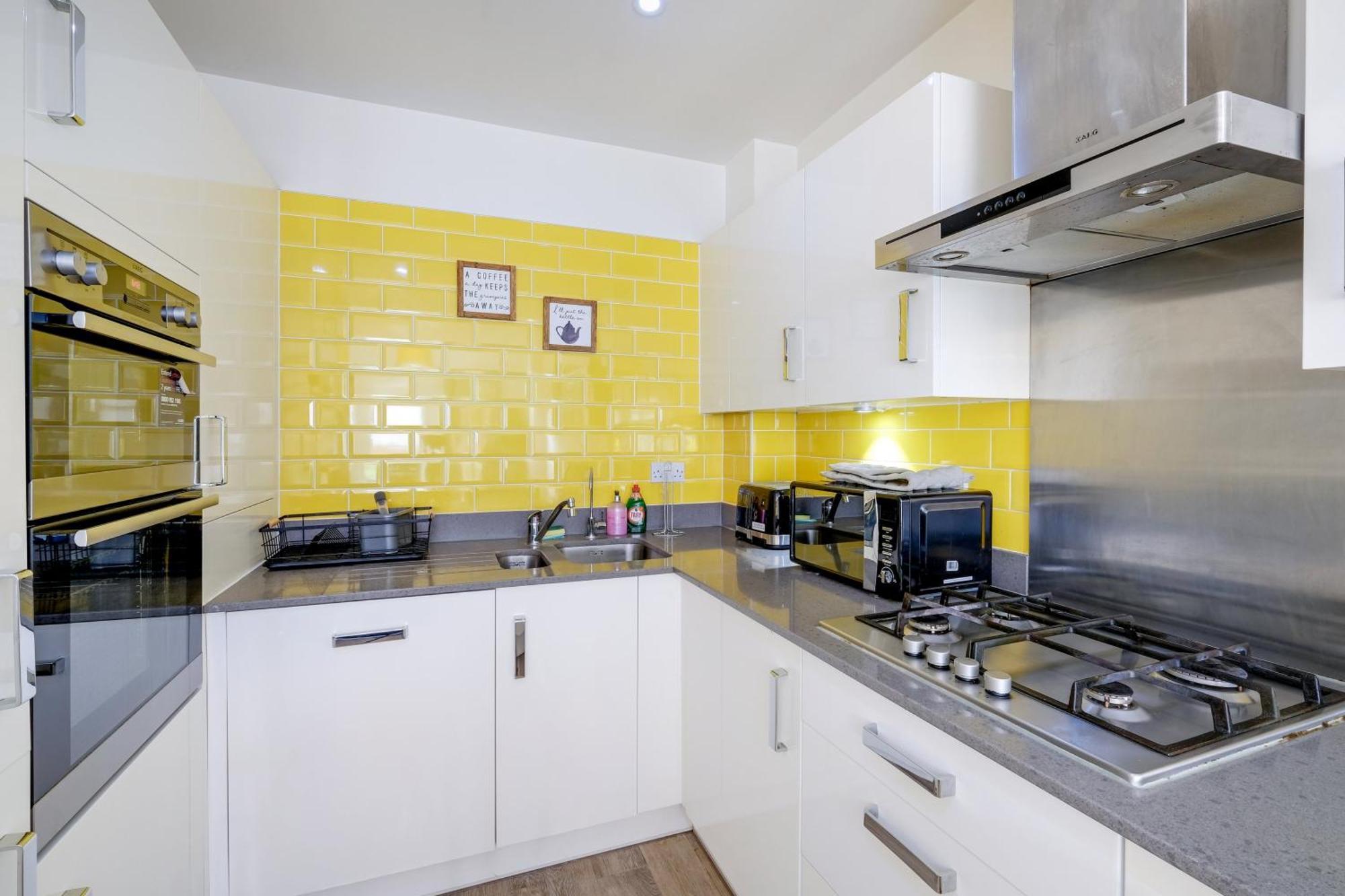 Foxherne 5Bdr 3Ba Serviced House With Parking - Slough By 360Stays Exterior photo