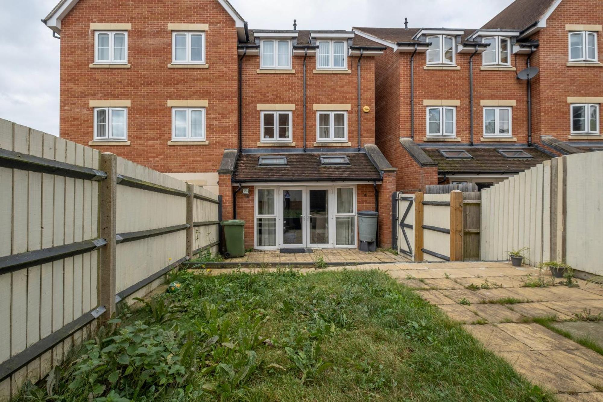 Foxherne 5Bdr 3Ba Serviced House With Parking - Slough By 360Stays Exterior photo