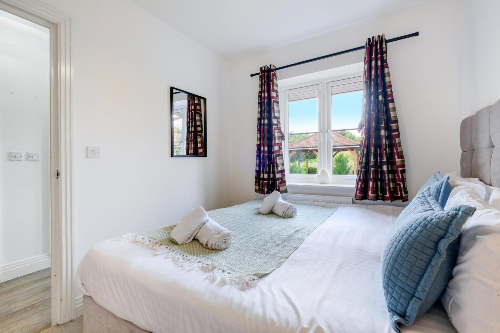 Foxherne 5Bdr 3Ba Serviced House With Parking - Slough By 360Stays Exterior photo