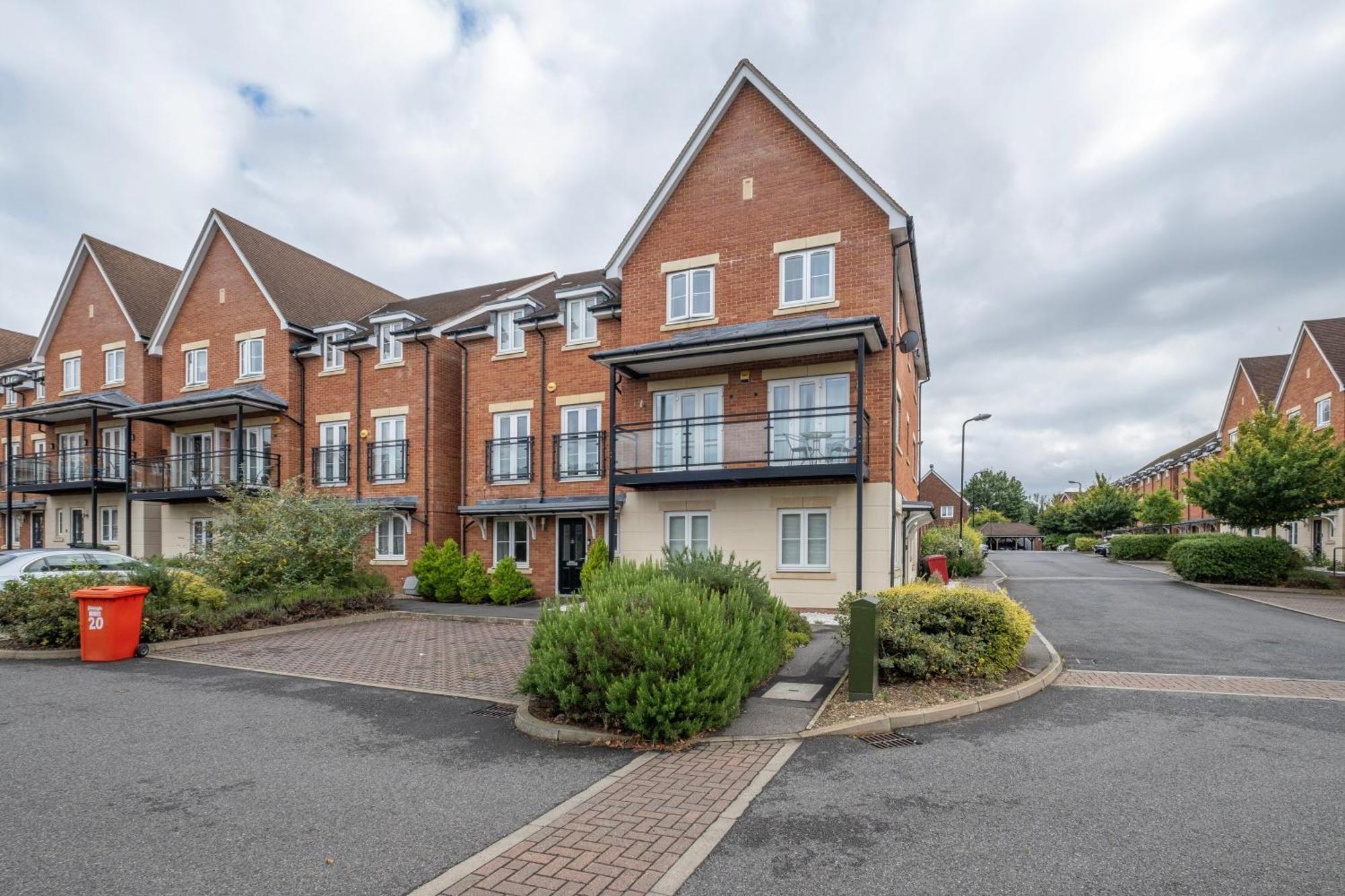 Foxherne 5Bdr 3Ba Serviced House With Parking - Slough By 360Stays Exterior photo