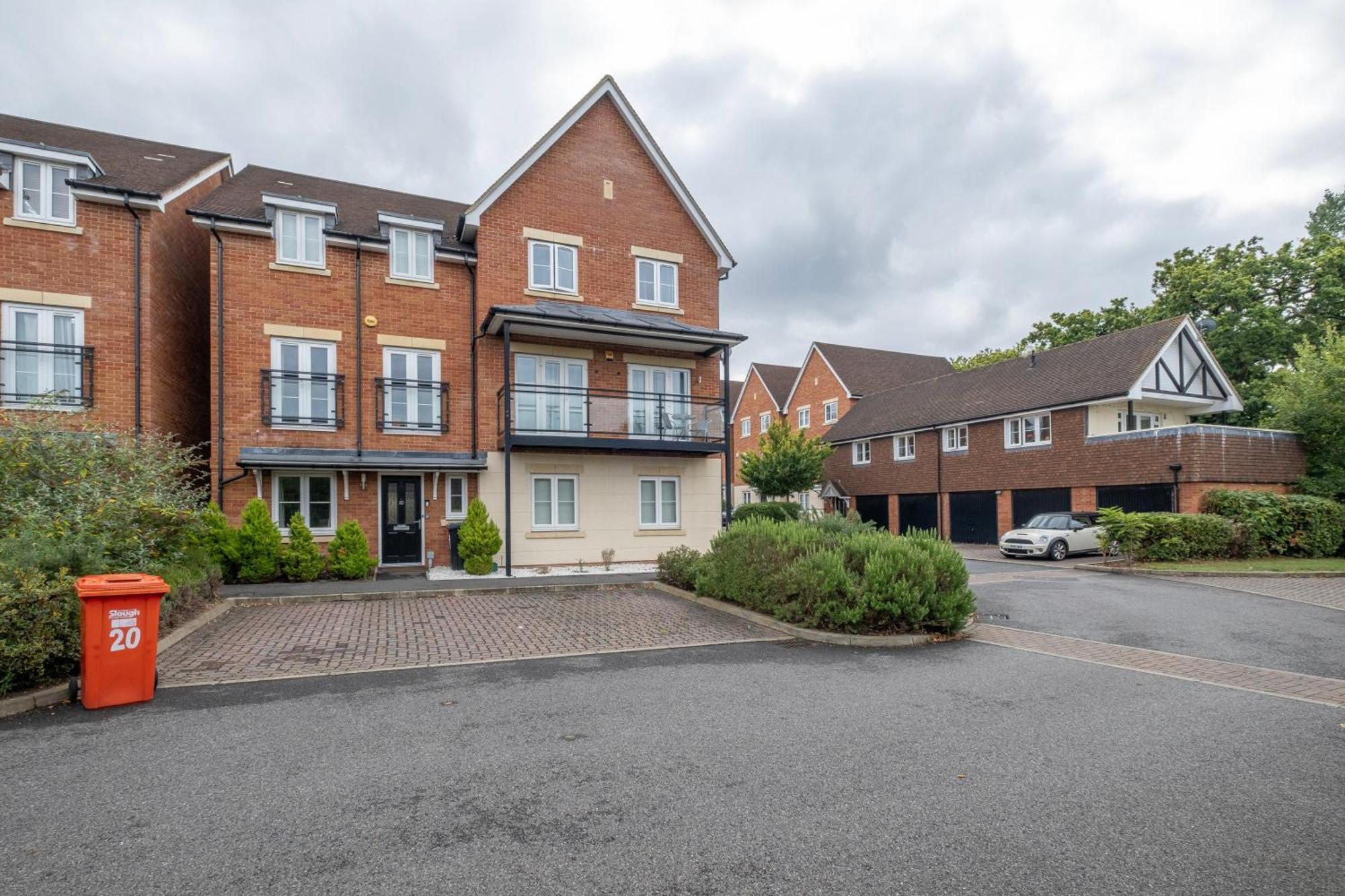 Foxherne 5Bdr 3Ba Serviced House With Parking - Slough By 360Stays Exterior photo